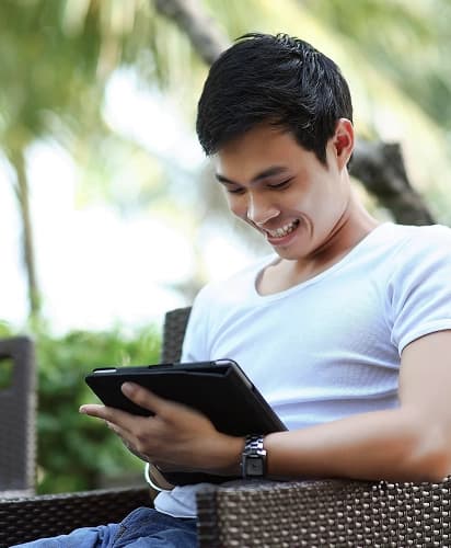 ob seeker filling a digital application form on a tablet outdoors: how to apply for jobs in 2025